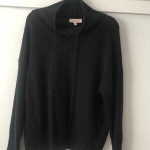 Cozy black pullover with ties
